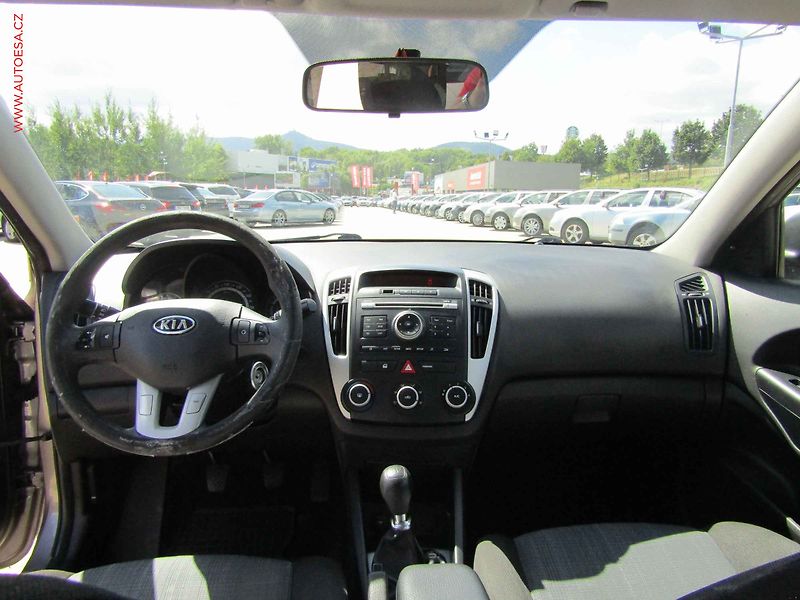 Kia Ceed (2010) 1.4CVVT, ČR, AC, park.čidla - fotka 8 z 15