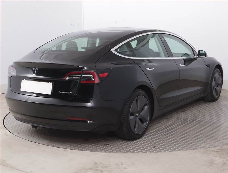 Tesla Model 3 (2019) Long Range 4WD 78kWh - fotka 5 z 21