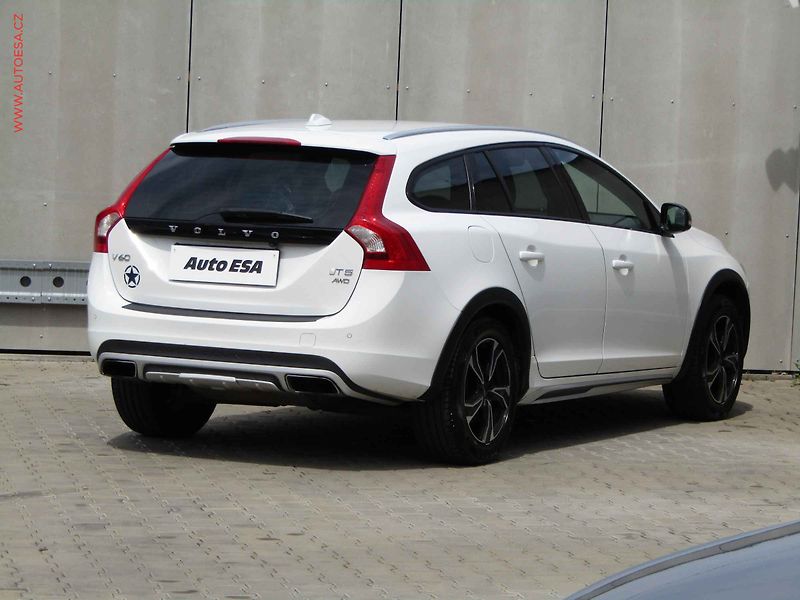 Volvo V60 (2017) 2.0 T5 4x4, ČR, Cross - fotka 4 z 18