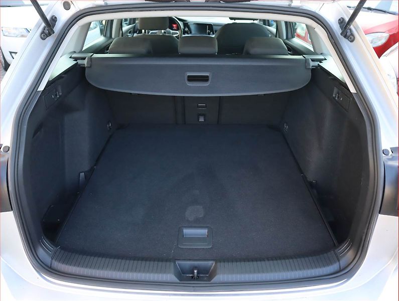 Volkswagen Golf (2022) Life 2.0 TDI, Automat - fotka 14 z 22