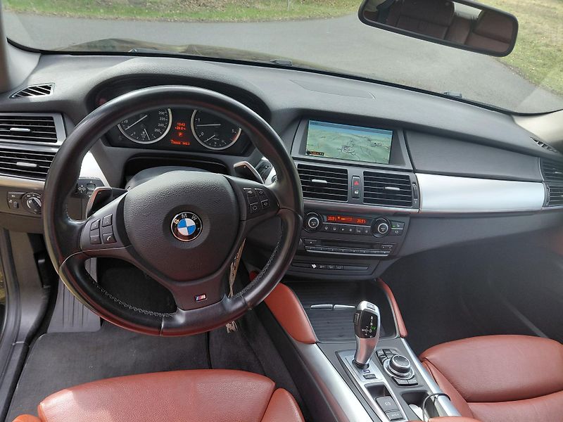 BMW X6 (2013) Pěkný stav, málo najeto - fotka 8 z 27