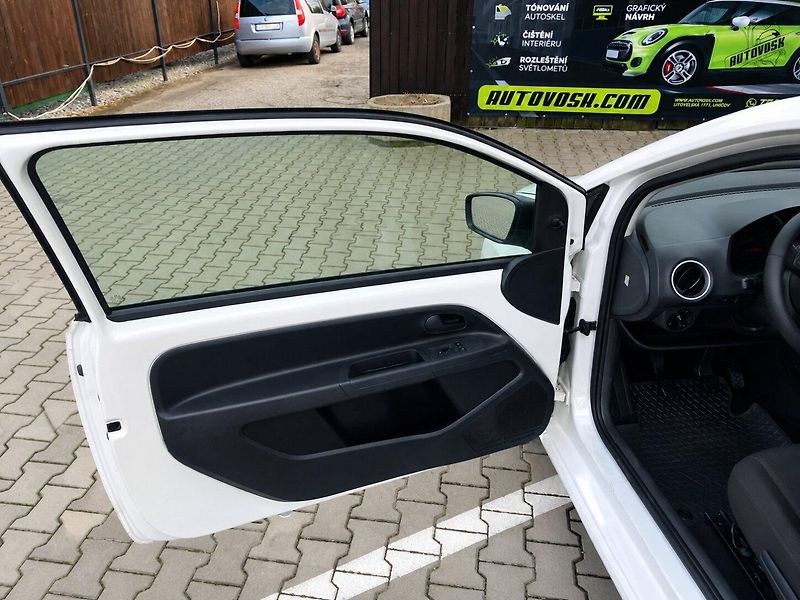 Volkswagen up! 1,0MPi (44kW)*KLIMATIZACE* - fotka 14 z 15