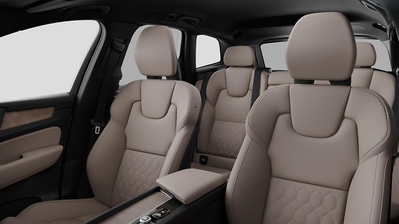 Volvo XC60 (2026) B5 AWD PLUS DARK AUT - fotka 11 z 14