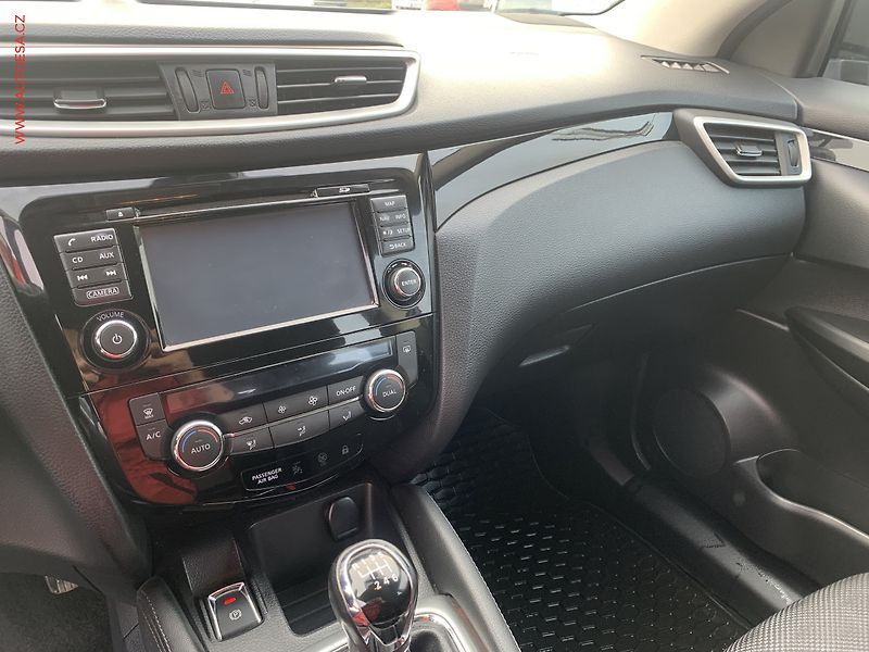Nissan Qashqai (2015) 1.2i, ČR, Navi, AC - fotka 14 z 19