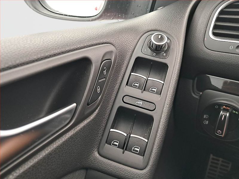 Volkswagen Golf (2010) 2.0 GTI, Serv.kniha, Xenony - fotka 16 z 17