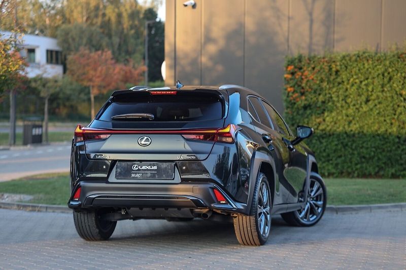 Lexus UX 250h 300H 2,0 HEV F SPORT DESIGN - fotka 4 z 25