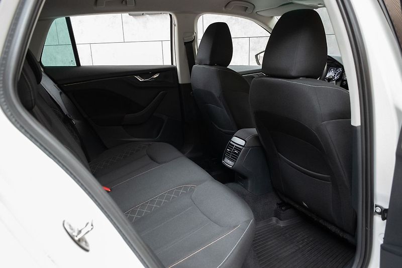 Škoda Scala 1.6 TDI DRIVE 125 YEARS*ČR 1.M - fotka 13 z 36