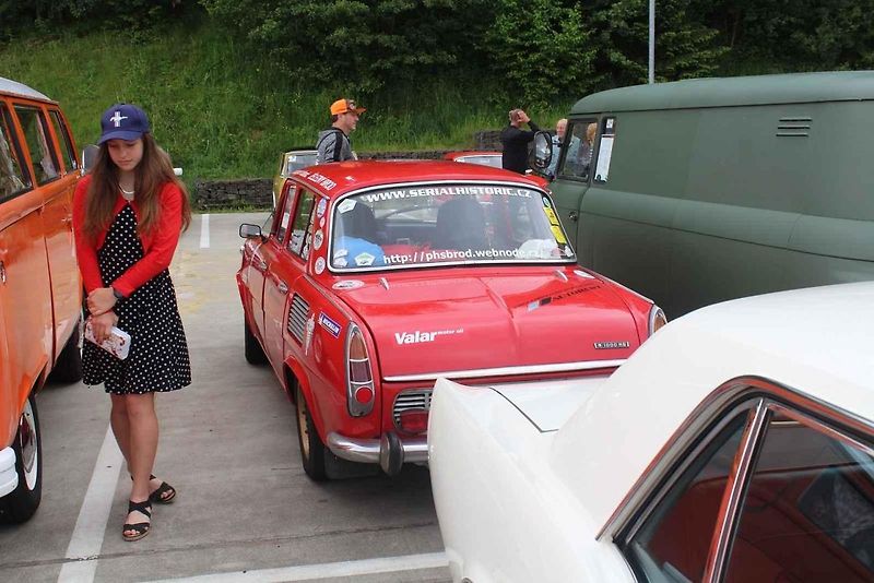 Na Centrální parkoviště P1 ve Skiareálu Ještěd se sjelo přes sedm desítek účastníků.