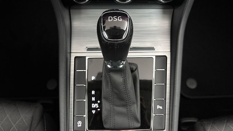 Škoda Superb 2.0 TDI DSG Ambition Combi - fotka 22 z 26