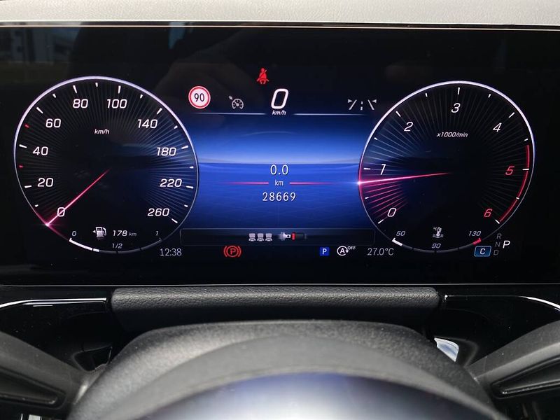Mercedes-Benz GLA (2024) 180 d - fotka 16 z 25