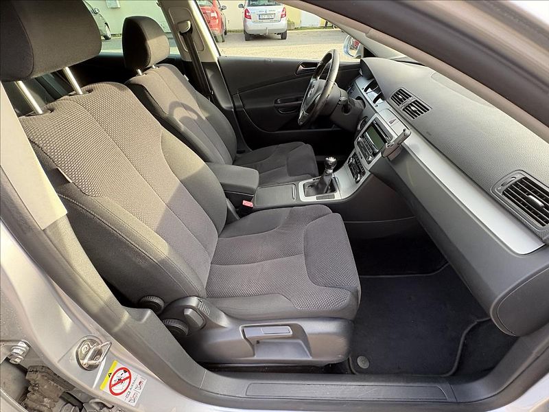 Volkswagen Passat 1,4 TSi 90kW,PDC,Výhřev,OrigKm - fotka 20 z 29