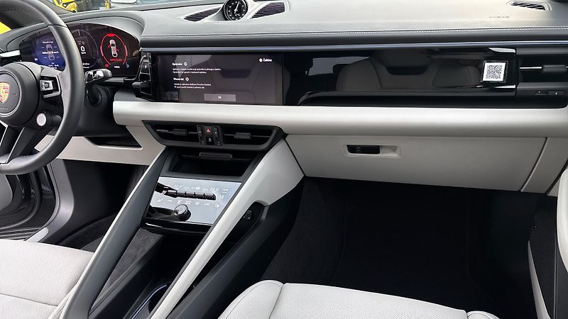 Porsche Macan 4S Electric - fotka 21 z 23