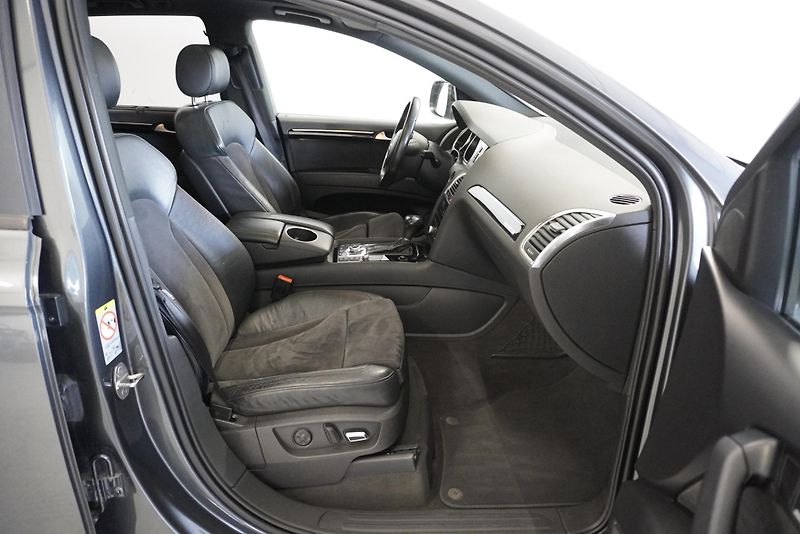 Audi Q7  4,2 TDI QUATTRO S-LINE AUT. - fotka 33 z 40