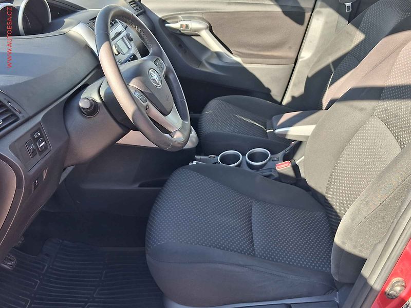 Toyota Verso (2011) 2.0, 2.maj,ČR, Navi - fotka 9 z 20