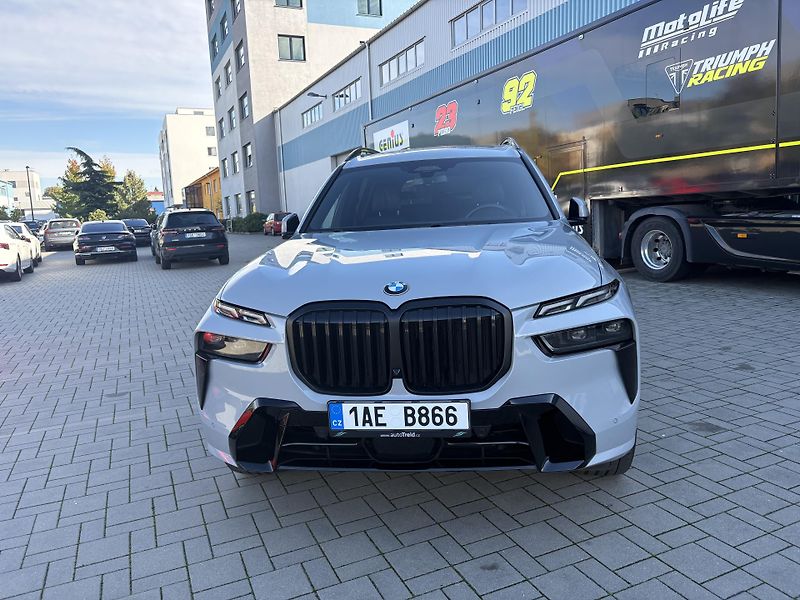 BMW X7 (2024) xDrive 40i - fotka 2 z 33