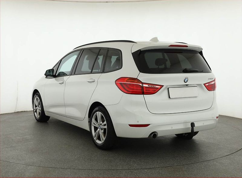 BMW Řada 2 (2019) 218d Gran Tourer, Serv.kniha - fotka 4 z 17