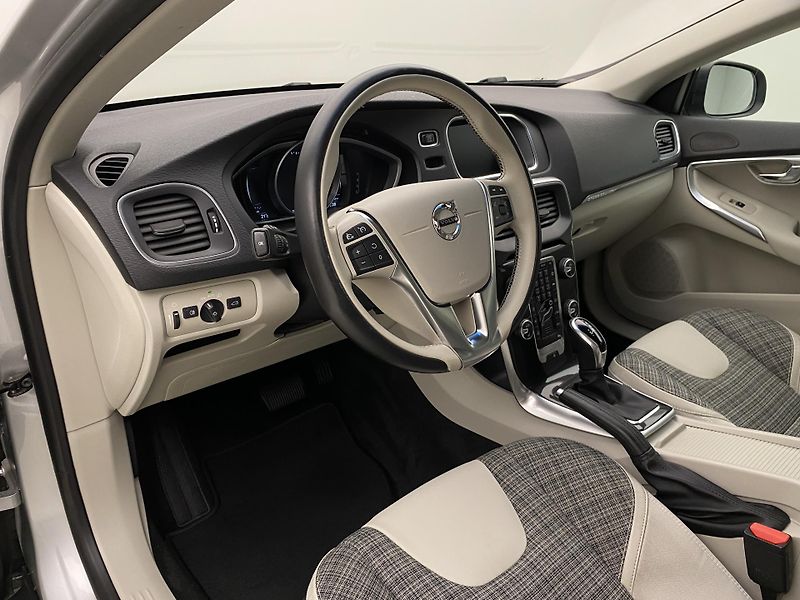 Volvo V40 CC D3 MOMENTUM AUT  - fotka 3 z 43