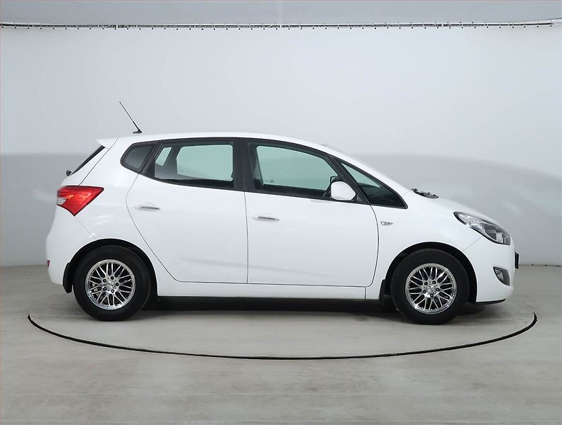 Hyundai ix20 (2016) 1.6 CVVT, Park. senzory - fotka 6 z 17