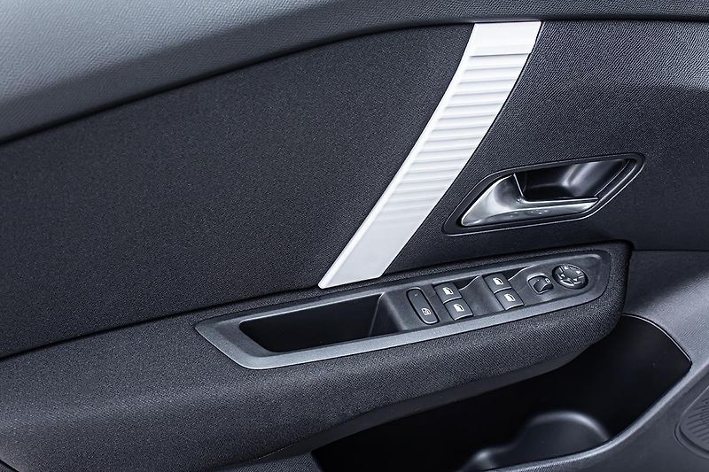 Citroën C4 (2026) 1,2 YOU Hybrid 110k Automat - fotka 9 z 17