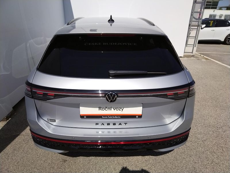 Volkswagen Passat R-Line 2,0 TSI 150 kW - fotka 6 z 28