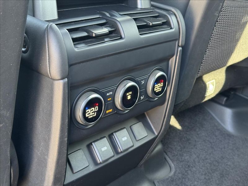 Land Rover Defender 3,0 110 D250 X-Dynamic SE ČR D - fotka 29 z 31