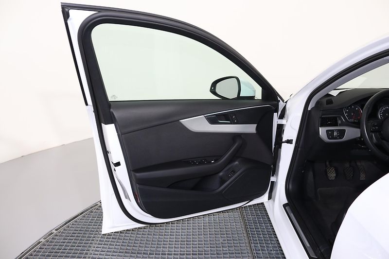 Audi A4 Limuzína 35 TFSI 110 kW - fotka 13 z 25