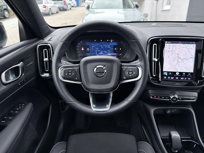 Volvo XC40 B4 FWD // ULTRA // REZERVACE - fotka 21 z 47