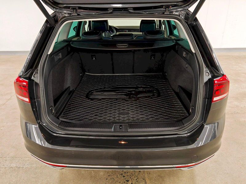 Volkswagen Passat (2021) Variant 2.0 TDI 147 kW DSG Ele - fotka 27 z 29