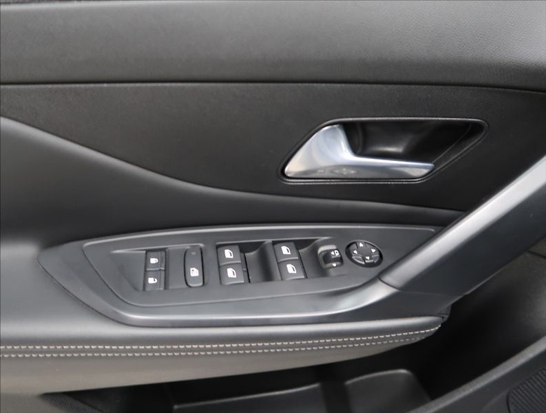 Peugeot 308 1,2 PT AT ALLURE NAVI KAMERA - fotka 11 z 37