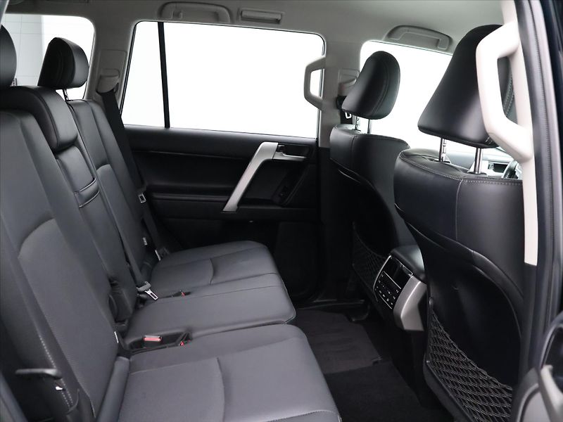 Toyota Land Cruiser 2,8 D-4D 150KW CZ 1.MAJ 4X4 - fotka 13 z 40