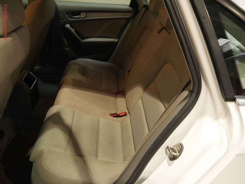 Audi A4 (2009) 2.0 TDi, 1.maj, AC, park - fotka 10 z 16