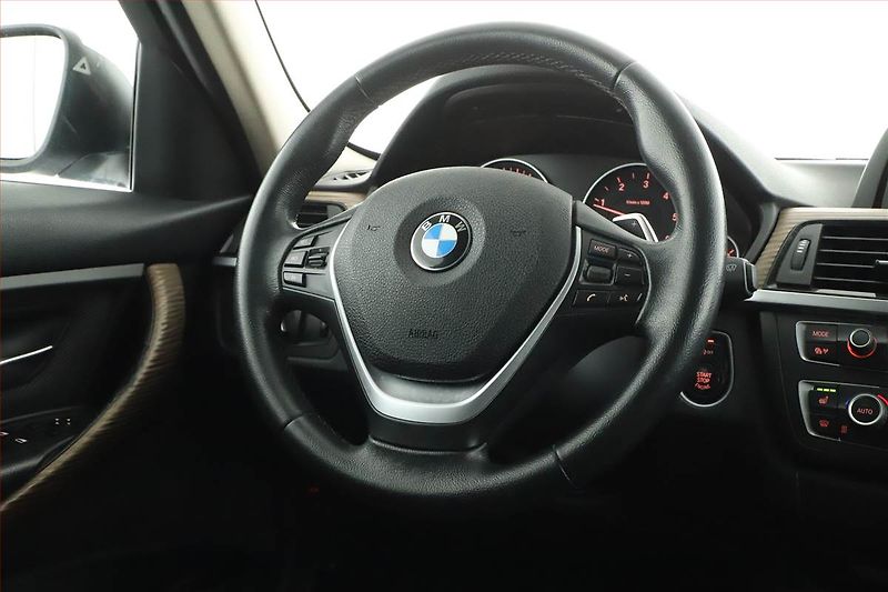 BMW Řada 3 (2013) 320 d xDrive, 4X4, Automat - fotka 8 z 20