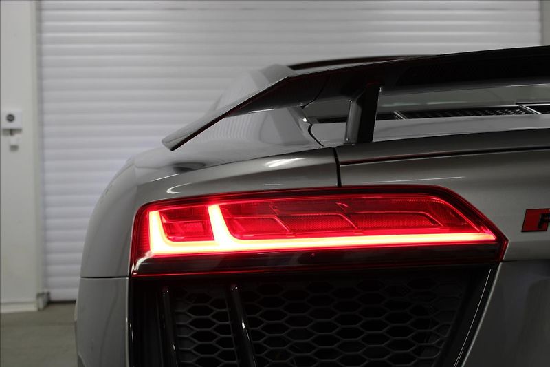 Audi R8 5,2 FSI V10 plus QUATTRO Ceram - fotka 32 z 41
