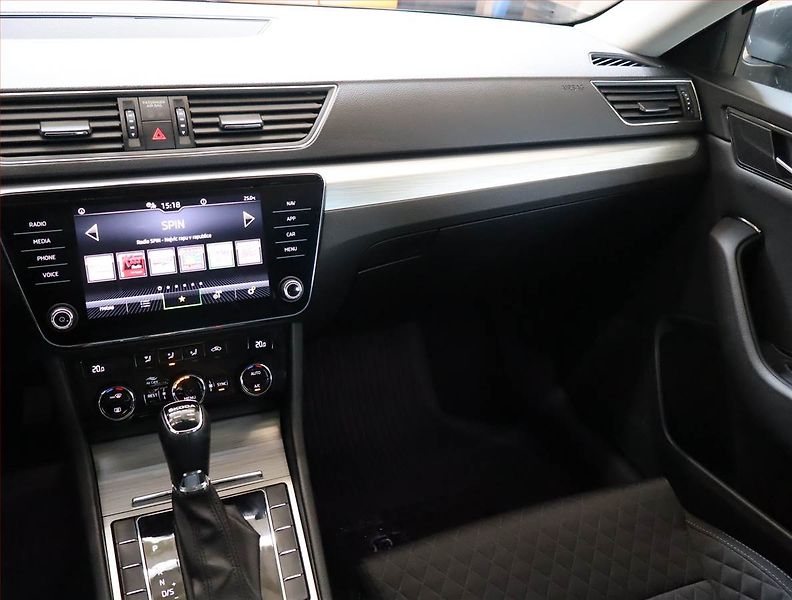 Škoda Superb (2023) Ambition 1.5 TSI - fotka 8 z 19