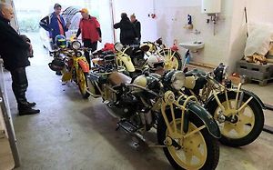 Odjezd pěti motocyklů Čechie-Böhmerland na 27. mezinárodní sraz majitelů do Krásné Lípy.