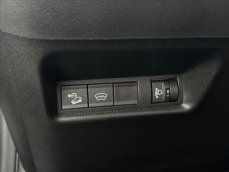 Jeep Avenger 1,2 Turbo e-hybrid Summit - fotka 19 z 42