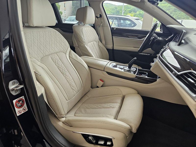 BMW Řada 7 750d xDrive - fotka 18 z 37