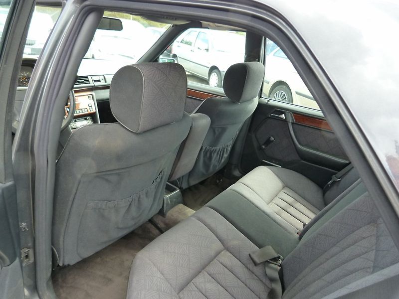Mercedes-Benz 124 250 D - fotka 16 z 29