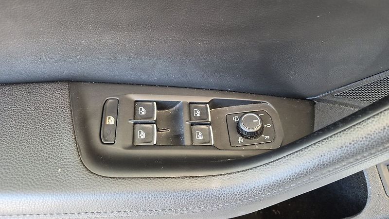 Volkswagen Passat 2.0 TDI 110kw R-Line - fotka 22 z 26