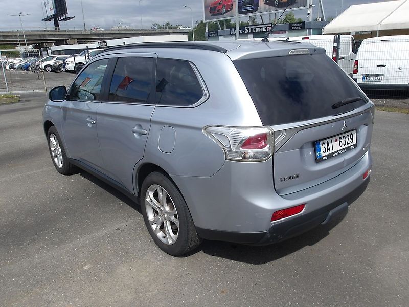 Mitsubishi Outlander 2,3DI-D 4x4 ČR 7 MÍST ! 2.MAJ. - fotka 15 z 39