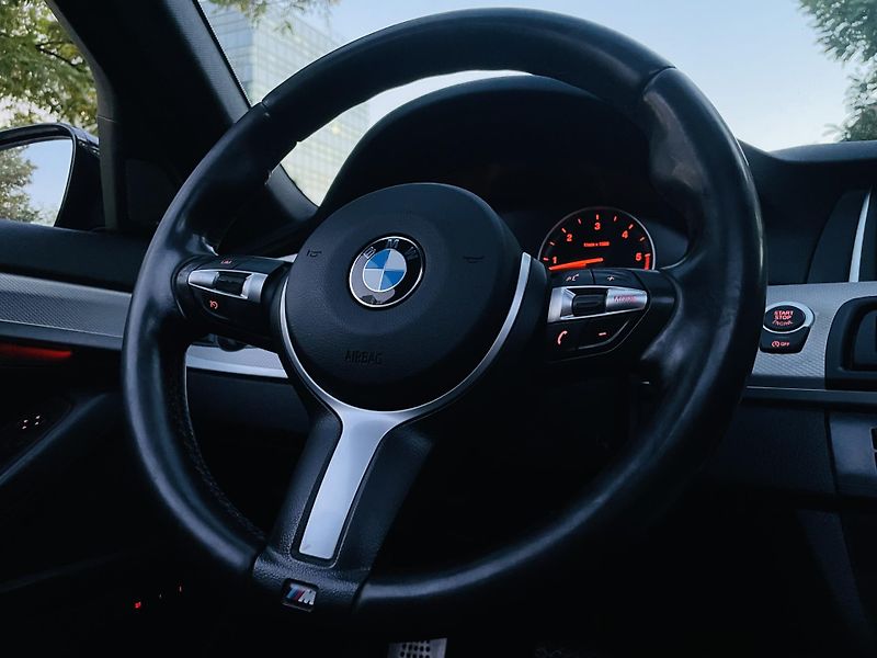 BMW Řada 5 530D AUT XDRIVE TAŽNÉ M-PAKET - fotka 36 z 48