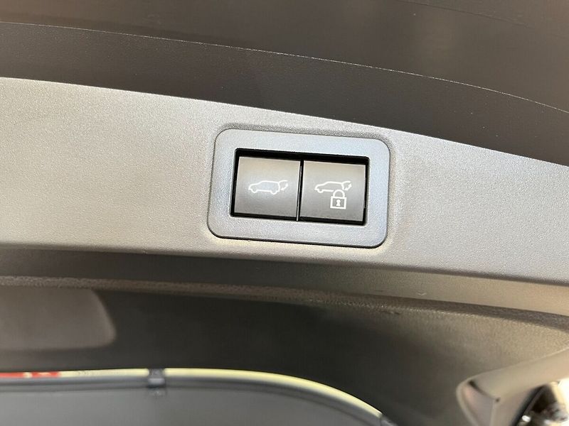 Toyota Corolla TS 1.8L Hybrid CVT Style - fotka 23 z 24