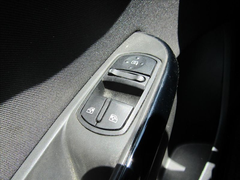 Opel Corsa 1,2 i 51kW - fotka 23 z 29