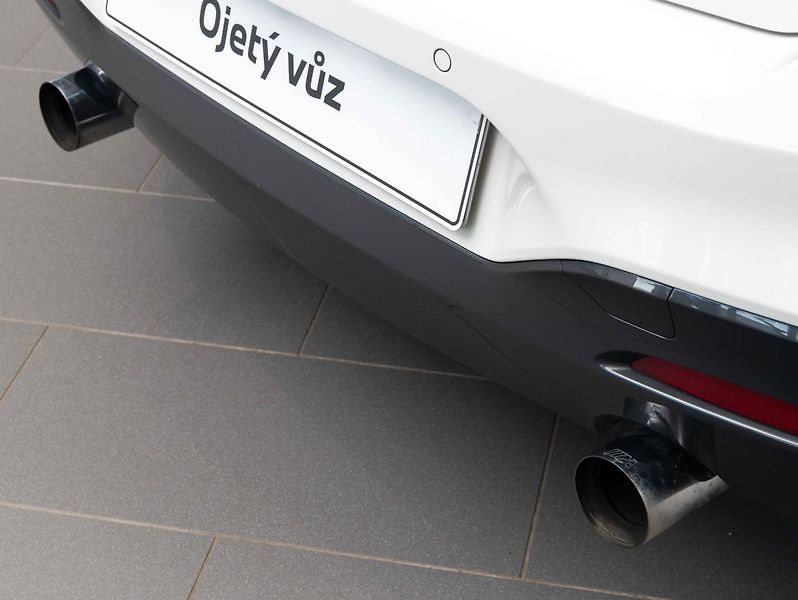 BMW Řada 1 M140i xDrive - fotka 22 z 23