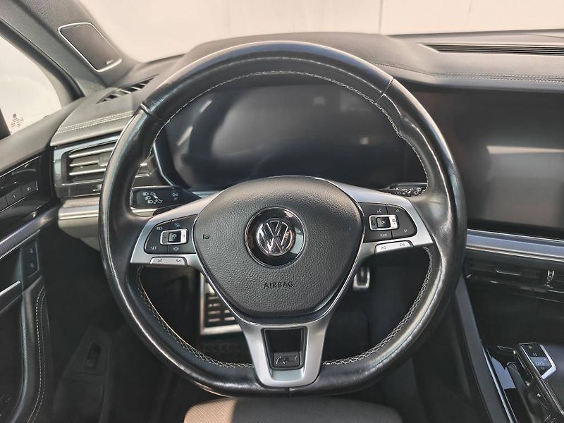 Volkswagen Touareg R-line 8TT 3,0TDI - fotka 13 z 28
