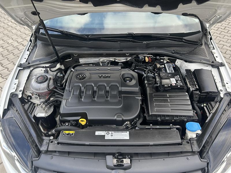 Volkswagen Golf Variant 2,0TDi Highline NAVI LEDMATRIX - fotka 67 z 69
