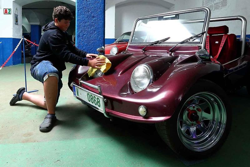01 - Automobilový nadšenec a sběratel Jaromír Kostlivý otevřel ve Stodu u Plzně nové muzeum veteránů věnované vozům značek Volkswagen Brouk a Porsche. Návštěvníci uvidí naleštěné brouky i auta v procesu renovace, expozice čítá na 40 vozů.