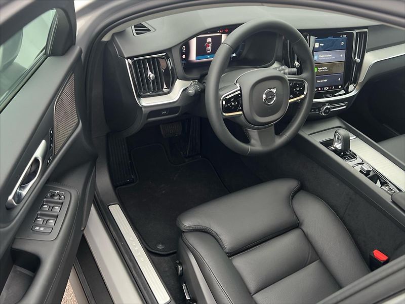Volvo V60 2,0 AWD CROSS COUNTRY PLUS  B4 - fotka 6 z 28