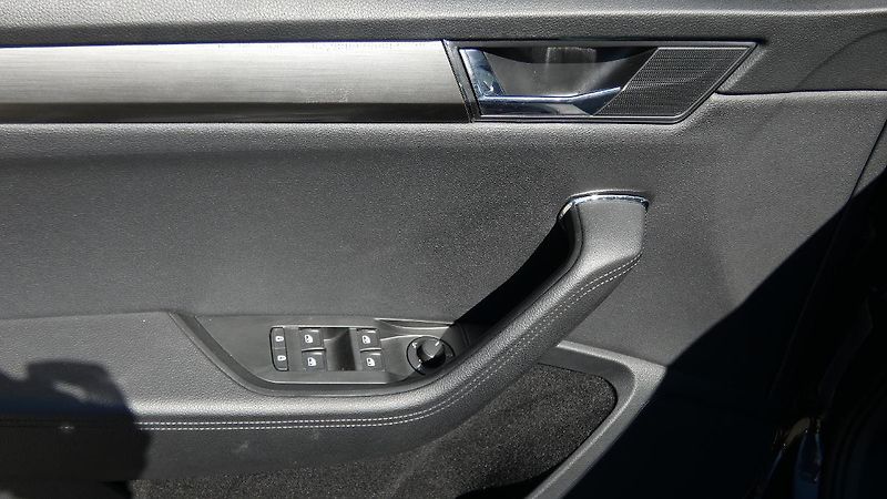 Škoda Superb Combi 1.5 TSI DSG Style - fotka 9 z 27