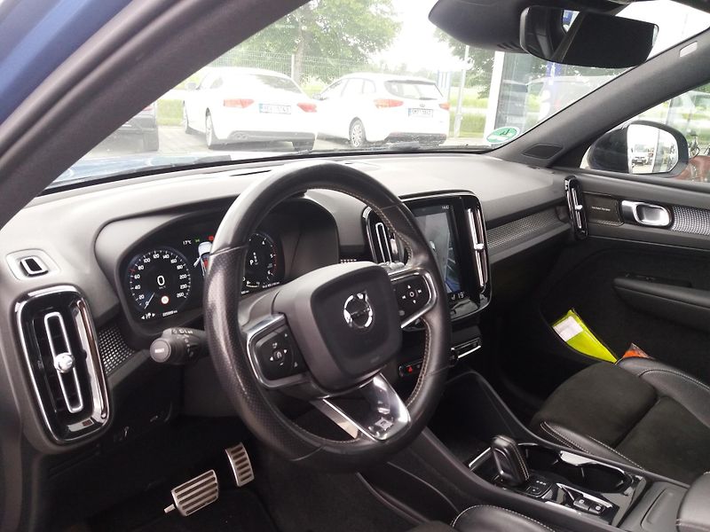 Volvo XC40 2.0D4,140kW,AWD R- DESIGN !! - fotka 9 z 23